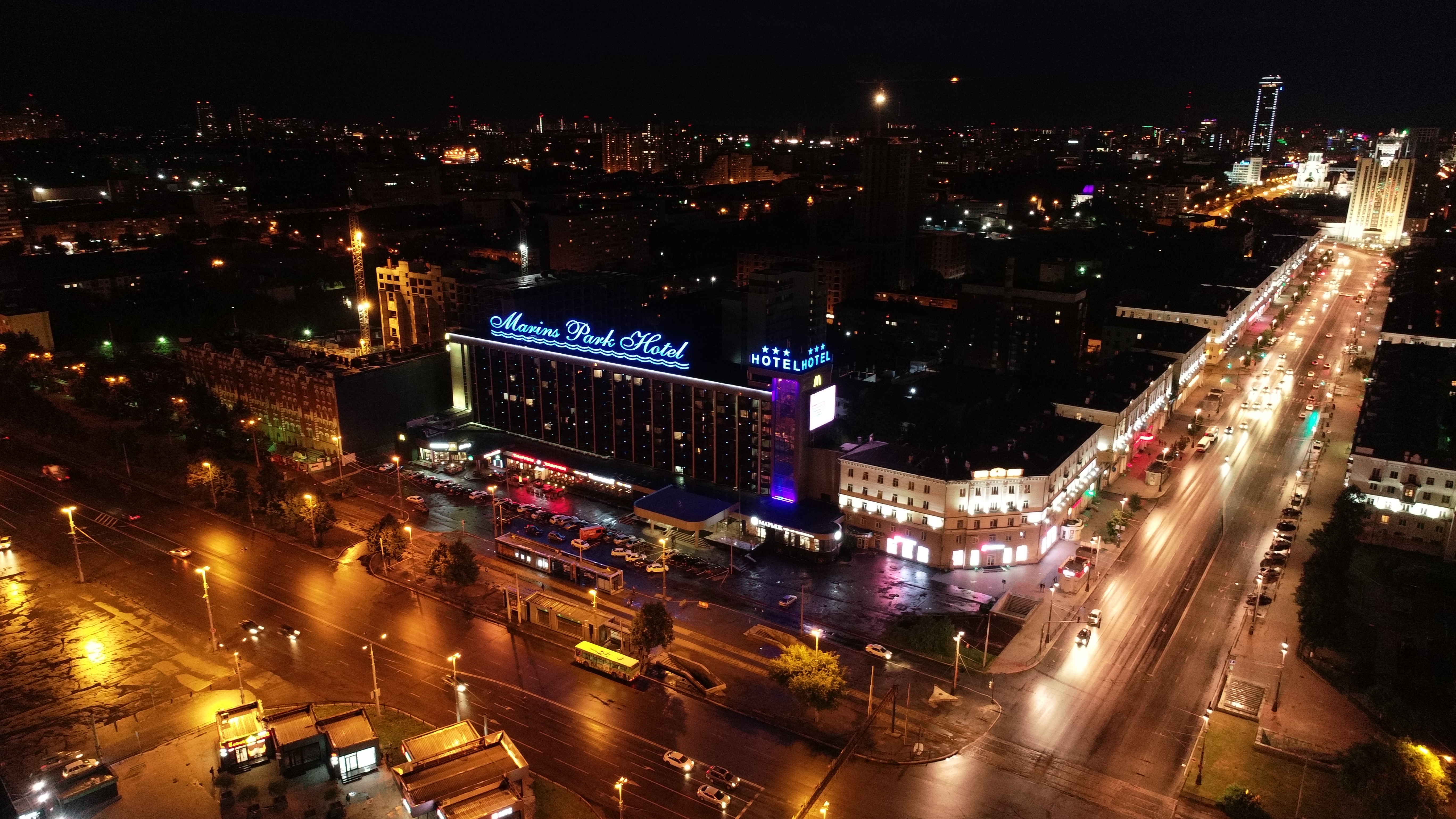 Отель Екатеринбург Маринс парк ночью